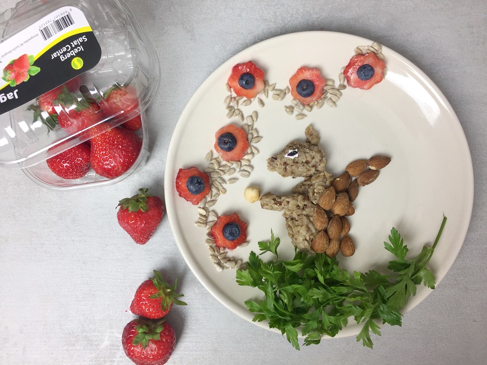 oatmeal-homemade oatmeal-berries-strawberries-blueberries-porrige-breakfast-meal-dish-healthy-fast-recipe-food-Iceberg Salat Centar