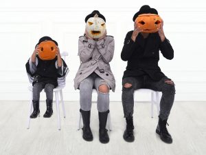family-halloween-pumpkins-carving-carving pumpkins-activites-fun-games-trick or treat-spooky-scary-Iceberg Salat Centar